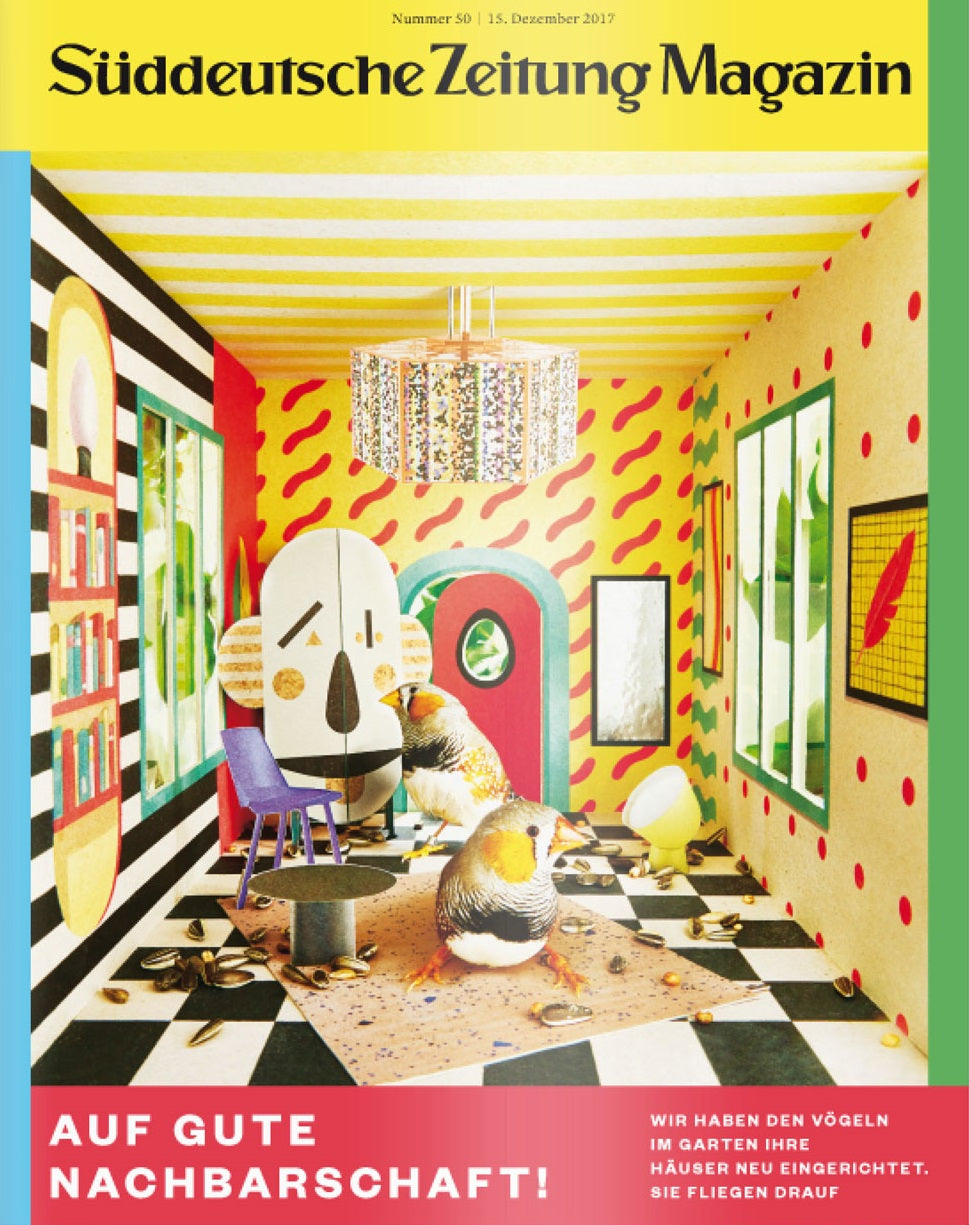 Buntes, surreales Zimmer mit übergroßen Sittichen, geometrischen Mustern und modernen Möbeln.