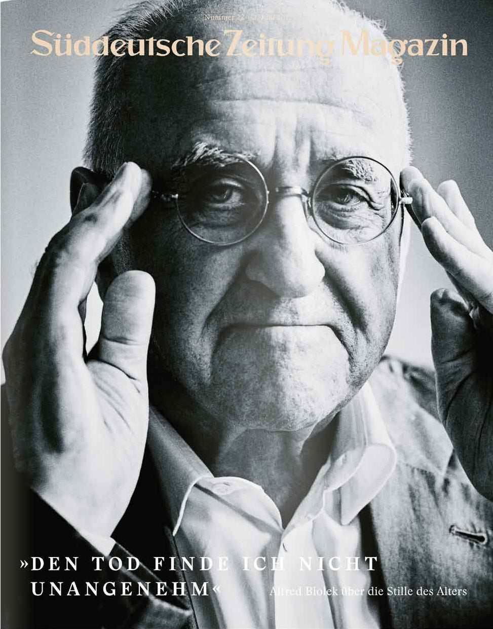 Älterer Mann mit Brille berührt seine Schläfen, abgebildet auf dem Cover des Süddeutsche Zeitung Magazins.