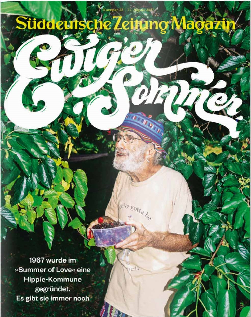 Ein älterer Mann mit grauem Bart hält eine Schale mit Beeren zwischen grünen Pflanzen und lächelt unter der Überschrift "Ewiger Sommer".