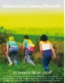 Drei Personen eilen einen grasbewachsenen Hügel hinauf, von hinten gesehen, unter dem Titel Süddeutsche Zeitung Magazin.