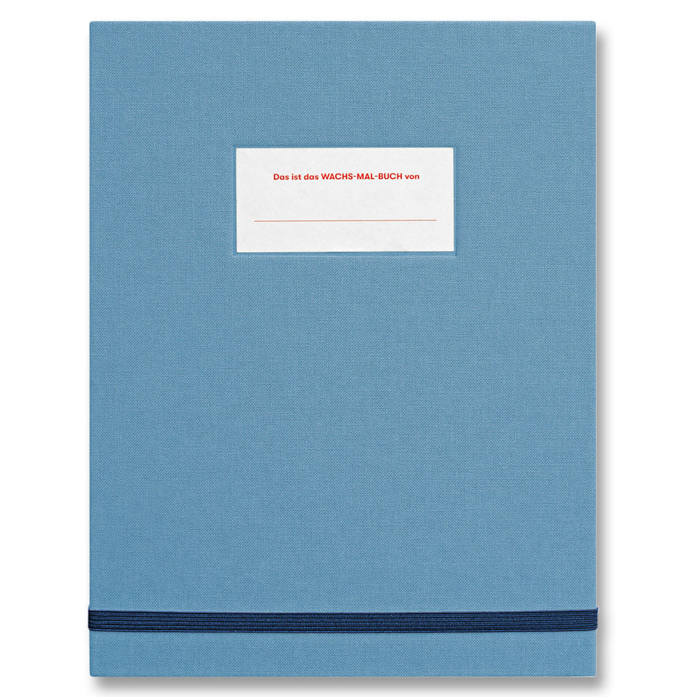 Ein blaues Notizbuch mit weißem Etikett und blauem Gummiband, Text in deutscher Sprache auf dem Etikett.
