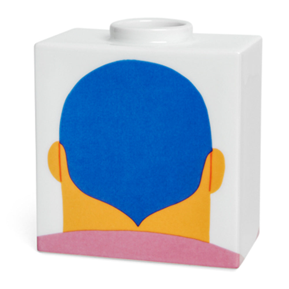 Introspectus von Zeloot 1: eine quadratische weiße Vase mit einem minimalistischen Cartoon-Design eines blauen Kopfes von hinten mit gelben Ohren und Hals.