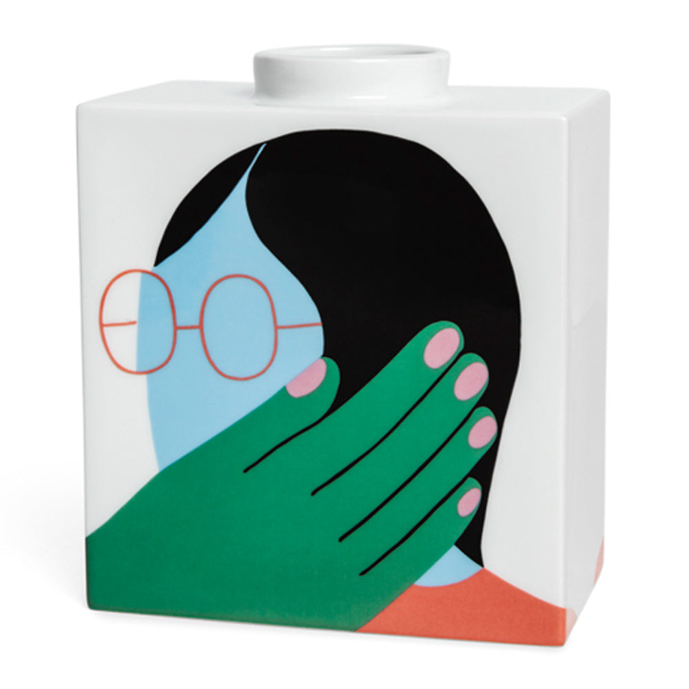 Der Introspectus von Zeloot 2 ist eine quadratische Keramikvase mit der abstrakten Kunst eines Gesichts mit Brille und einer grünen Hand, die es teilweise bedeckt.