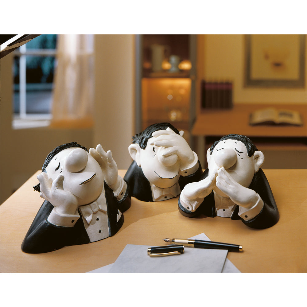Die „Loriot: Skulpturen ‚Die drei Charakterköpfe‘, Version in Kunstguss“ zeigen drei Figuren im Smoking, die die Prinzipien ‚Nichts Böses sehen, Nichts Böses hören und Nichts Böses sagen‘ repräsentieren und sich perfekt für die Präsentation auf einem Schreibtisch eignen.