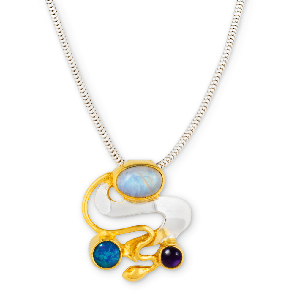 Collier „Les Lumières de Monet“: Silberhalskette mit einem goldbesetzten Anhänger, der drei farbenfrohe Edelsteine präsentiert – Blau, Blaugrün und Lila.
