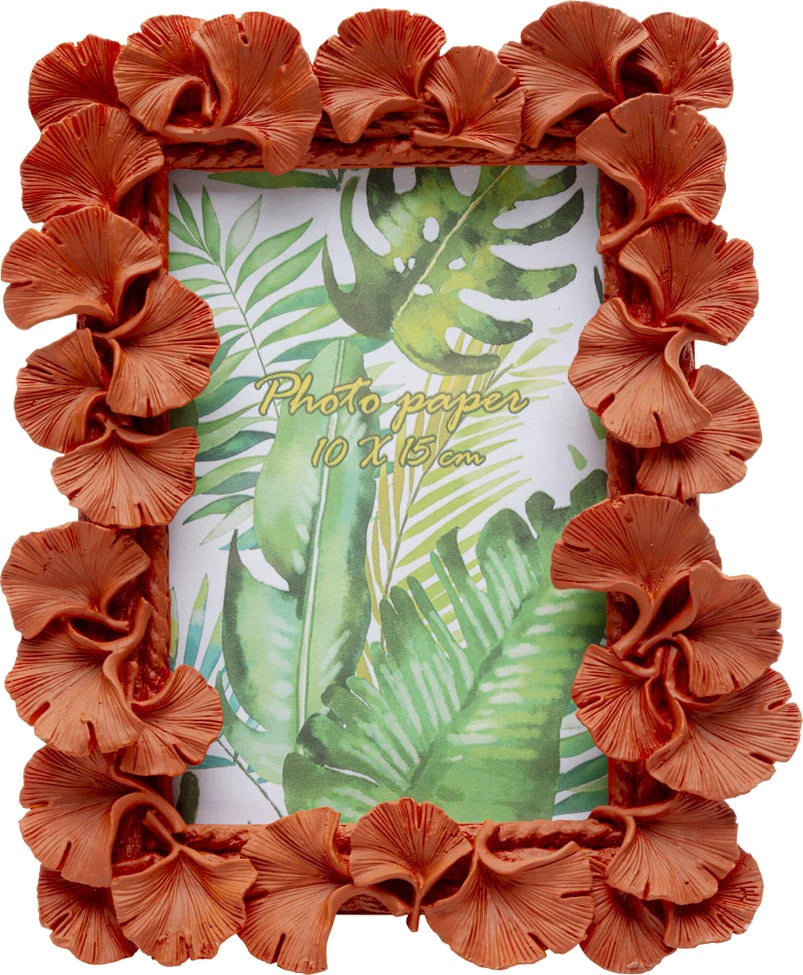 Der Bilderrahmen Ginkgo Leaf ist ein rechteckiger Rahmen, verziert mit orangefarbenen Kunstblumen, grünen tropischen Blättern und dem Text „Fotopapier 10 x 15 cm“ – ein stilvolles Geschenk für jeden Anlass.