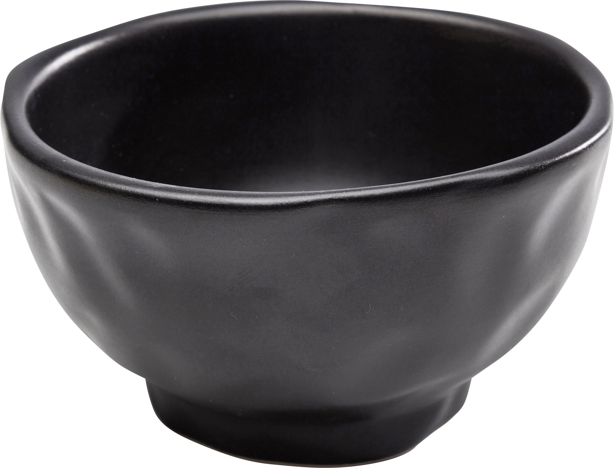 Die Schale Organic Black Ø15cm ist eine schwarze, matte Schale mit leicht ungleichmäßiger, handgemachter Optik und glatter Oberfläche, abgebildet vor einem weißen Hintergrund.