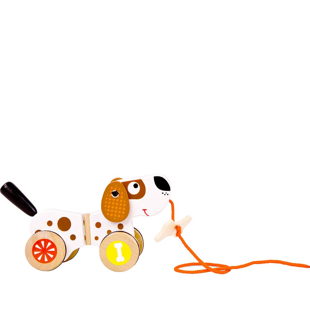 Nachziehtier Hund: Holzspielzeughund mit orangefarbener Zugschnur, gelben Rädern, braunen Flecken und nach rechts gerichtetem Design.