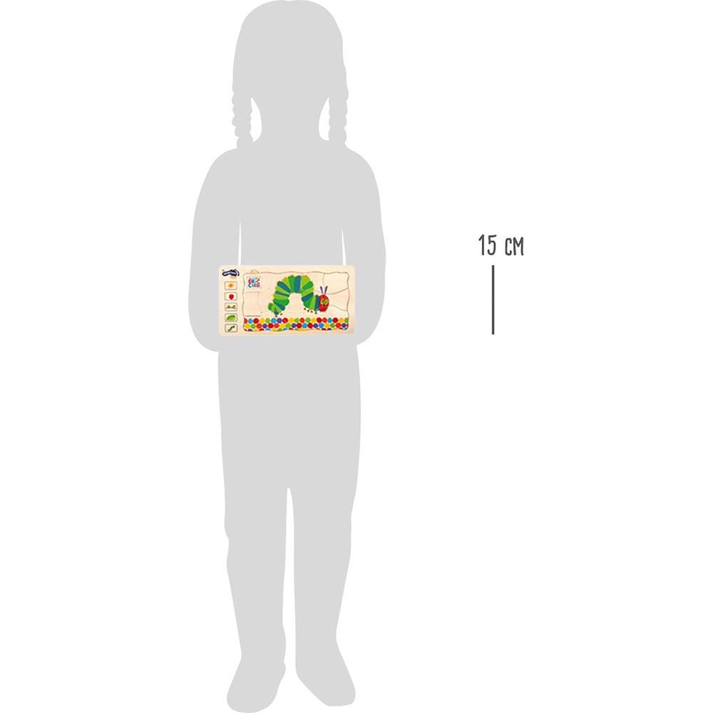 Die Silhouette eines Kindes, das ein 15 cm breites Raupe Nimmersatt Schichtenpuzzle mit dem Motiv „Die kleine Raupe Nimmersatt“ auf der Vorderseite hält.
