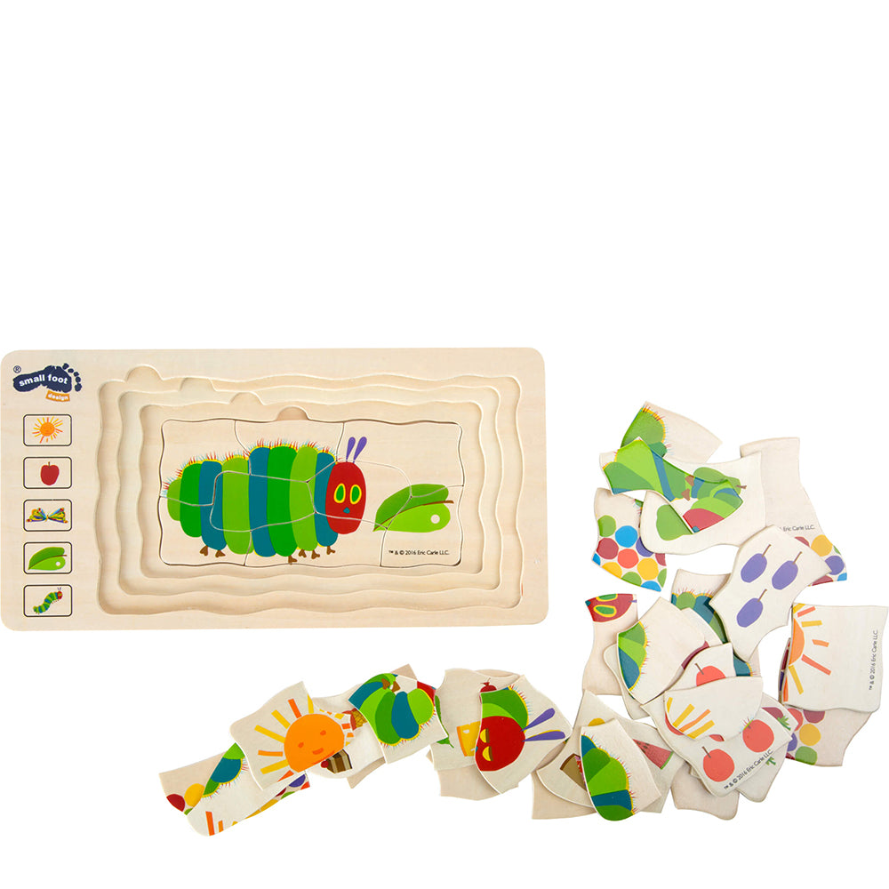Das Raupe Nimmersatt Schichtenpuzzle ist ein Holzpuzzle mit der Raupe Nimmersatt, bunten Teilen und Futtersymbolen sowie einem Sonnenmotiv an der Seite.