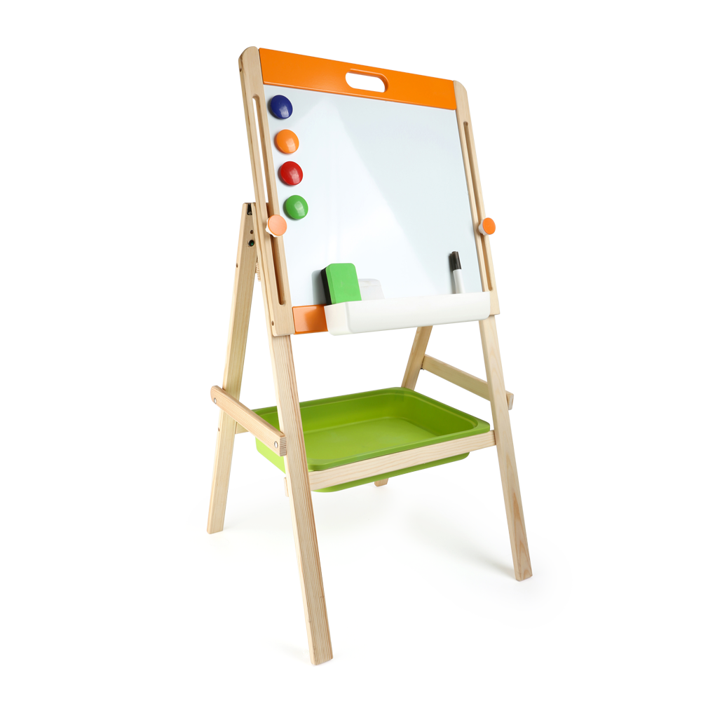 Kreide- und Magnettafel: Hölzerne Staffelei mit Whiteboard, bunten Magneten, Kreide und einer grünen Ablage darunter.