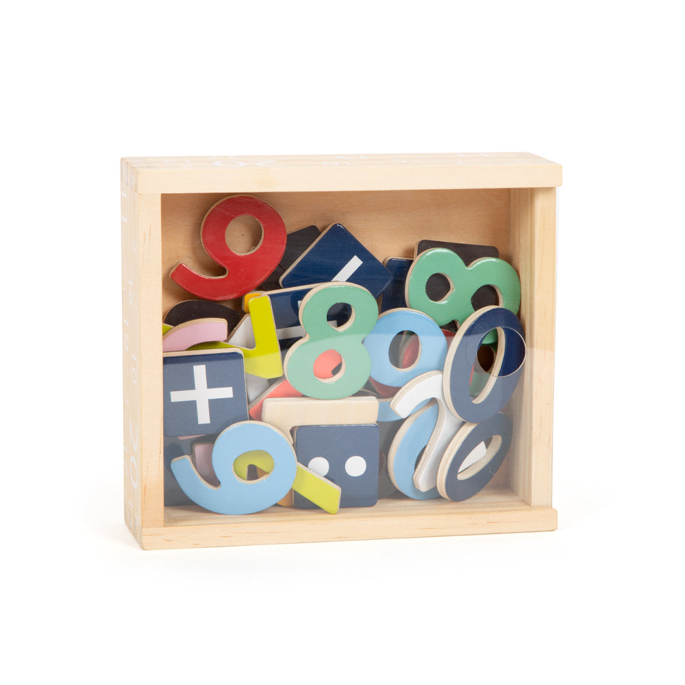 Das Bunte Magnetzahlen-Set „Educate“ bietet bunte magnetische Zahlen und Mathematiksymbole in einer Holzbox, perfekt für spielerisches und lehrreiches Lernen.