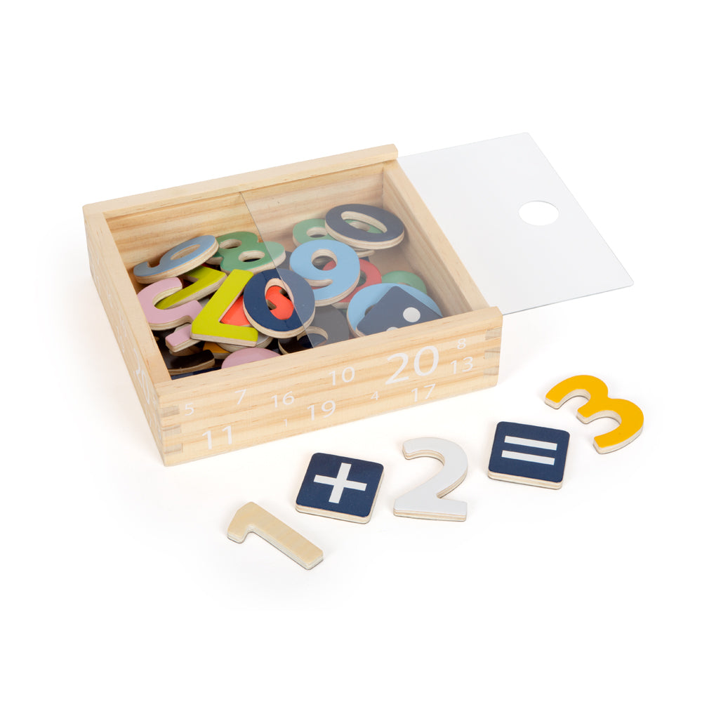 Das Set Bunte Magnetzahlen „Educate“ besteht aus einer Holzbox, gefüllt mit bunten magnetischen Zahlen- und Symbolplättchen, von denen einige außen so angeordnet sind, dass sie die Gleichung 1 + 2 = 3 darstellen.