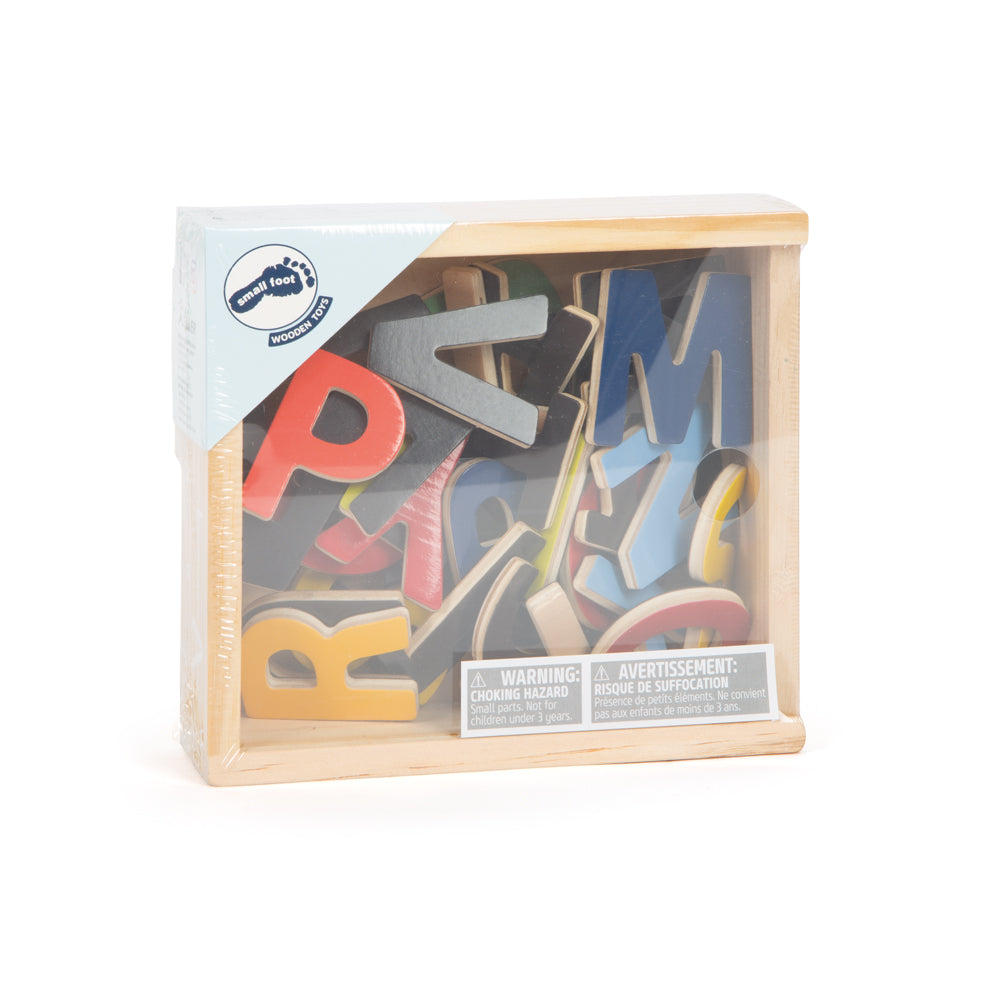 Das Set „Bunte Magnetbuchstaben“ „Educate“ enthält bunte Holzbuchstaben des Alphabets in einer Holzbox, verpackt in Kunststoff mit einem Warnhinweis zur Erstickungsgefahr.