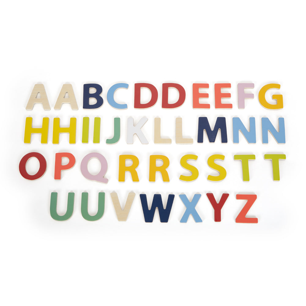 Bunte Magnetbuchstaben „Educate“: Farbenfrohe Großbuchstaben des Alphabets in vier Reihen auf weißem Hintergrund angeordnet.