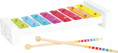 Das Xylophon „Sound“ verfügt über acht Regenbogenstäbe und umfasst zwei Holzschlägel mit gestreiften Griffen, alle auf weißem Hintergrund abgebildet.