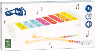 Das Xylophon „Sound“ ist ein farbenfrohes Spielzeugxylophon mit zwei Schlägeln, verpackt und beschriftet mit small foot, geeignet für Kinder ab 18 Monaten.