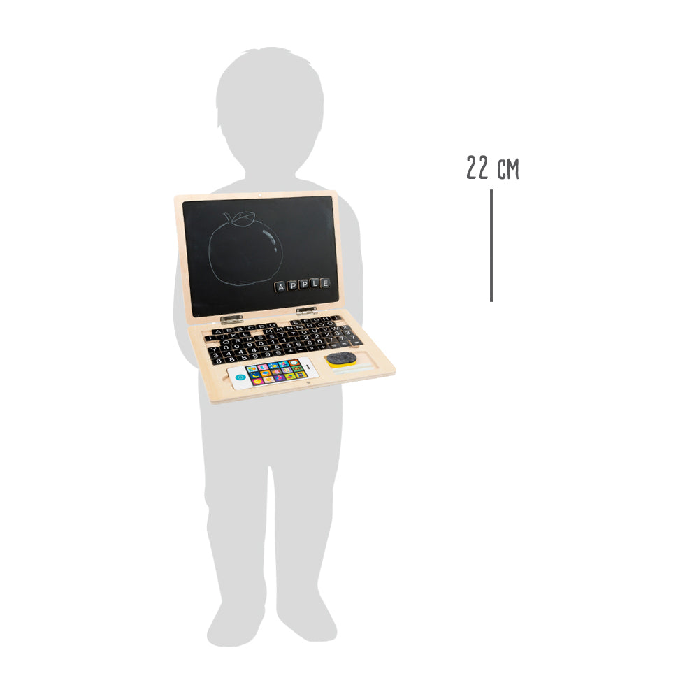 Eine Kindersilhouette hält den Holz-Laptop mit Magnet-Tafel, der über eine Kreidetafel-Anzeige verfügt und 22 cm hoch ist.