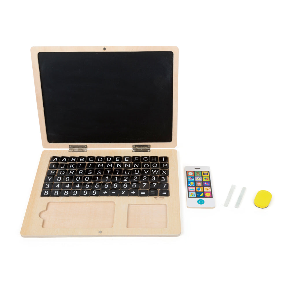 Der Holz-Laptop mit Magnet-Tafel ist ein Spielzeug-Laptop aus Holz mit magnetischem Tafel-Bildschirm, Kreide, Radiergummi und einem dazugehörigen Spielzeug-Smartphone.
