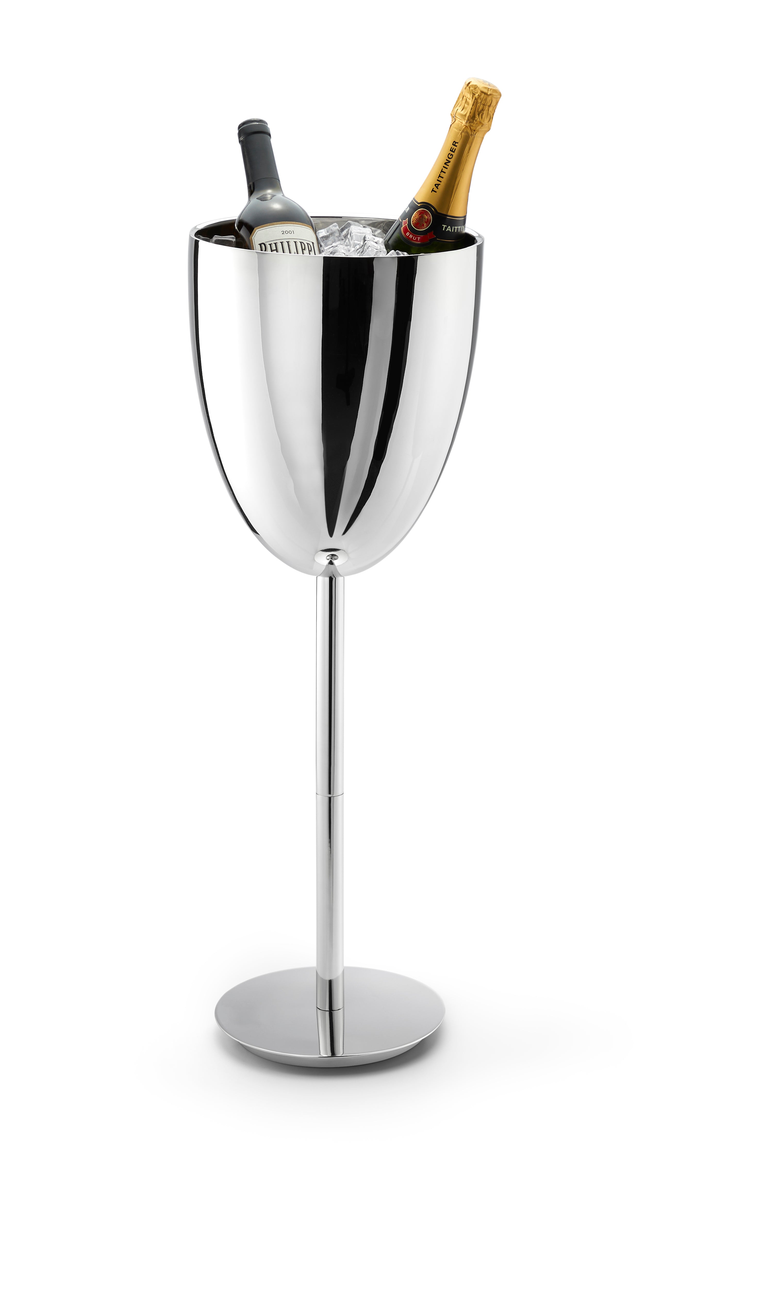 Ein großer, silberner Weinkühler mit zwei Flaschen – eine Weinflasche und eine Champagnerflasche – auf Eis gekühlt.