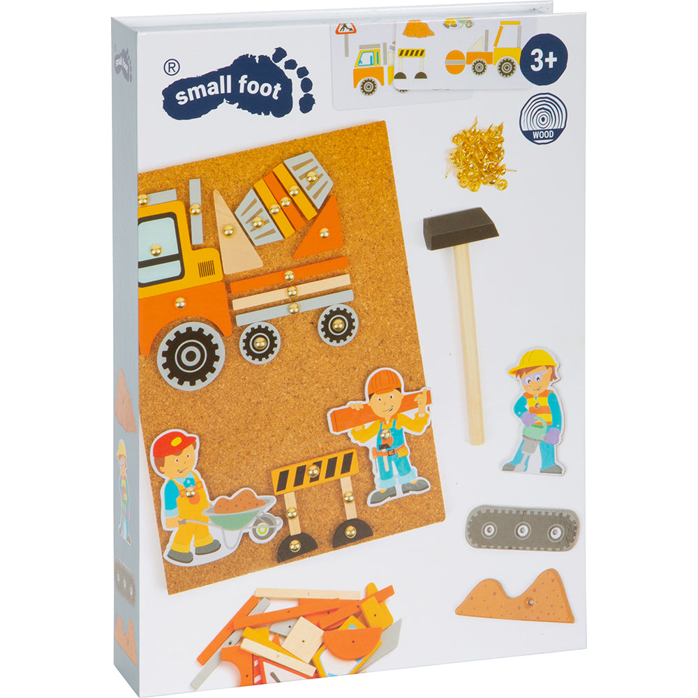 Hämmerchenspiel Baustelle ist ein Spielzeugset zum Thema Bauen mit Holzteilen, einem Hammer, einer Pinnwand und Abbildungen von Bauarbeitern.