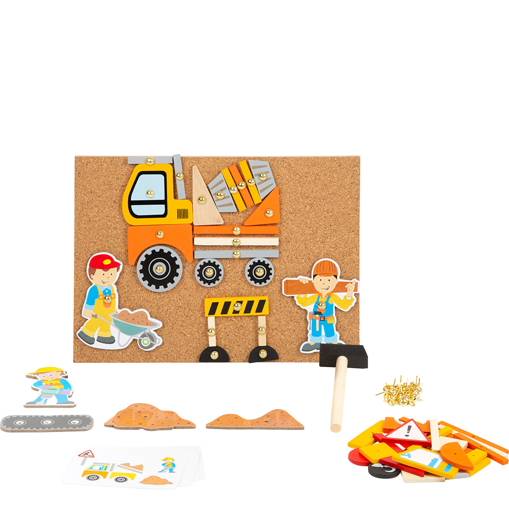 Hämmerchenspiel Baustelle: Korkbrett-Spielset zum Thema Bauen für Kinder mit Holzteilen, Figuren, Hammer, Nägeln und Anleitungskarten.