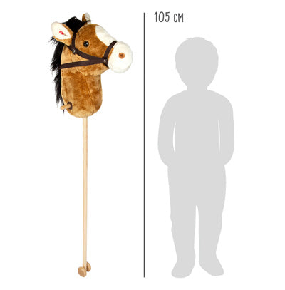 Das Steckenpferd „Nico“ ist ein braunes Spielzeugpferd auf einem Stock mit Rädern, neben dem eine Kindersilhouette abgebildet ist, die als Maßstab eine Körpergröße von 105 cm angibt.