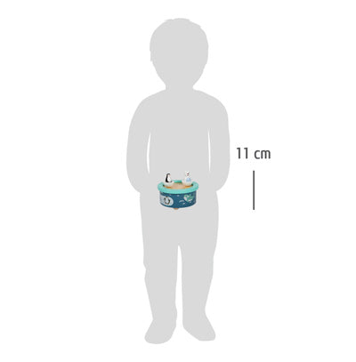 Die Silhouette eines Kindes, das die Spieluhr Arktis hält, einen kleinen blaugrünen Behälter; die Größe des Kindes ist mit 11 cm angegeben.