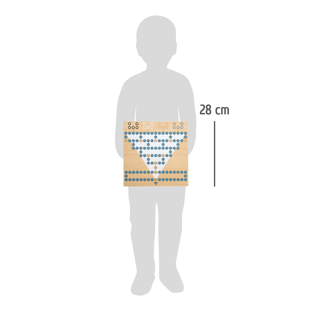 Eine Kindersilhouette hält die Barrikade und Halma „Gold Edition“, ein 28 cm großes Holzbrett mit einem Dreiecksmuster aus farbigen Stiften.