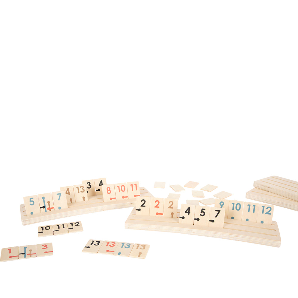 Rummy „Gold Edition“ verfügt über Holzgestelle zum Ordnen bunter, nummerierter Spielsteine, perfekt für dieses klassische Brettspiel auf Steinbasis.