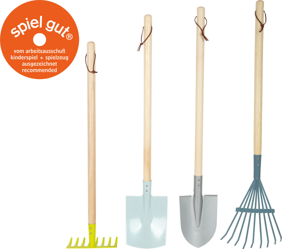 Das Gartenwerkzeug-Set beinhaltet vier Spielzeug-Gartengeräte mit Holzgriffen, Metallköpfen und ist mit einem spiel gut-Empfehlungsabzeichen versehen.