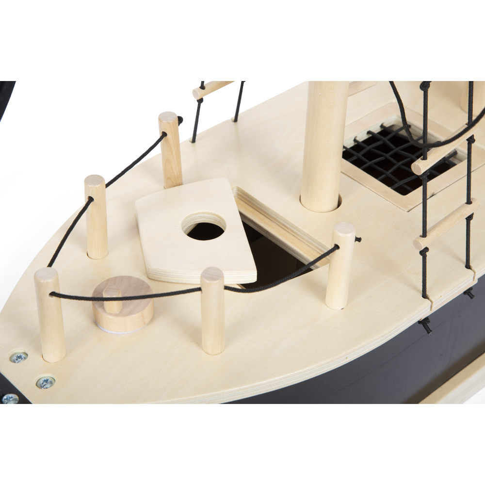 Das Piratenschiff verfügt über ein Holzdeck mit Pfosten, Seilen, einer offenen Luke und einem quadratischen Loch auf einem flachen Brett.