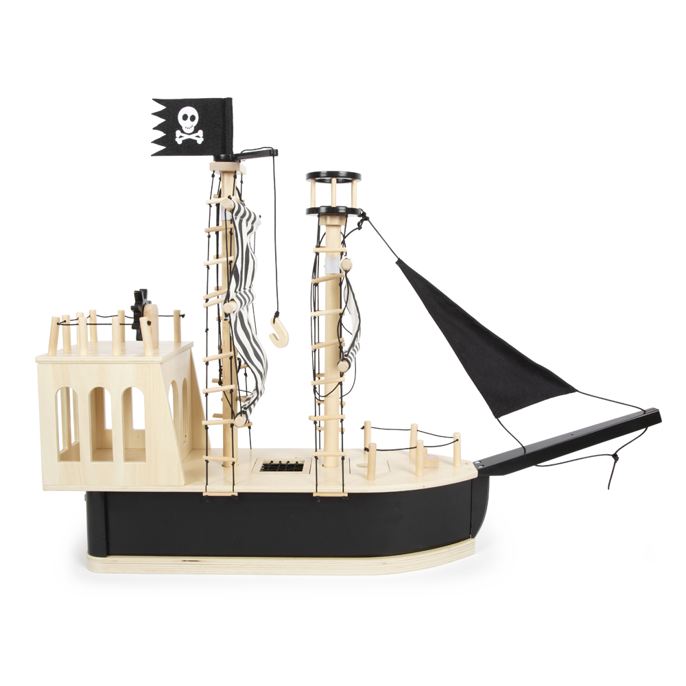 Das Piratenschiff ist ein hölzernes Spielzeug-Piratenschiff mit schwarzen Segeln und einer Totenkopfflagge am Mast.