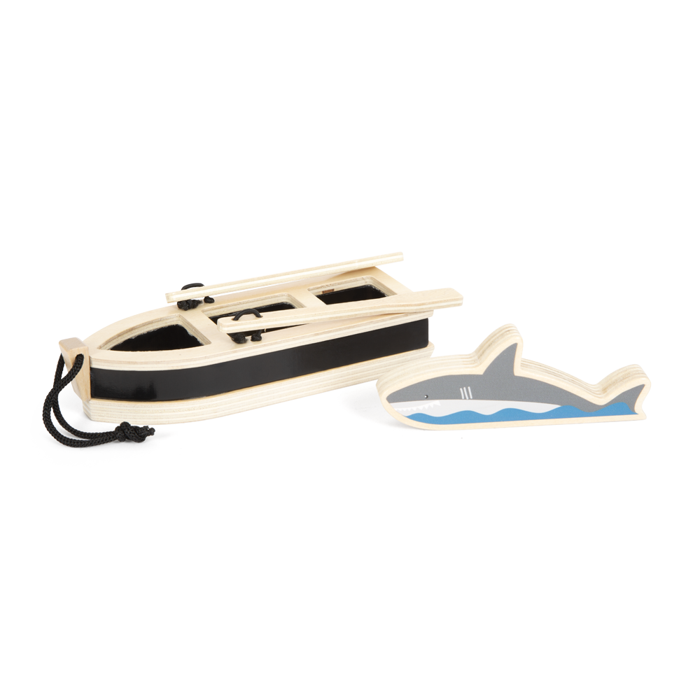 Piratenschiff, Holzspielzeugboot mit schwarzem Streifen, begleitet von einem separaten Holzspielzeughai, abgebildet auf weißem Hintergrund.