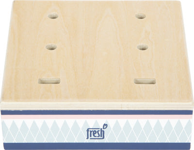 Ein Holzkistendeckel mit sechs Löchern und einem „frischen“ Etikett für Eis am Stiel, mit blauen und rosa geometrischen Mustern.