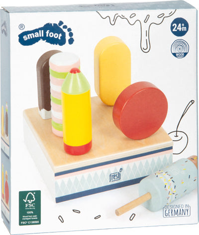 Eis am Stiel „fresh“ ist ein Holz-Spieldessert-Set mit bunten Leckereien auf quadratischer Grundfläche, geeignet für Kinder ab 24 Monaten.