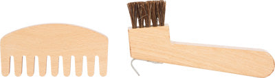 Die Pferdepflege-Tasche beinhaltet einen Käsekamm aus Holz und eine Reinigungsbürste mit Naturborsten, beide nebeneinander auf weißem Hintergrund dargestellt.