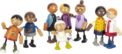 Das Set „Biegepuppen-Familie mit Baby“ besteht aus acht bunten Holzspielzeugfiguren, darunter ein Baby, die als Familiengruppe zusammen aufgestellt sind.