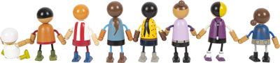 Acht bunte Holzfiguren aus dem Set „Biegepuppen-Familie mit Baby“ stehen in einer Reihe, halten sich an den Händen und blicken abgewandt.