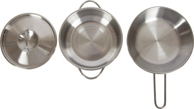 Das Kinderküche Industrial Set umfasst drei Kochgeschirrteile aus Edelstahl: einen Topf mit Deckel, einen Topf mit Griff und eine Bratpfanne mit langem Griff.