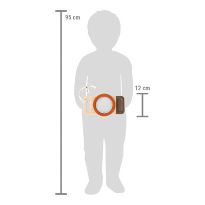 Silhouette eines 95 cm großen Kindes, das das Lupe XXL „Discover“-Spielzeug (12 cm breit) auf Hüfthöhe hält.