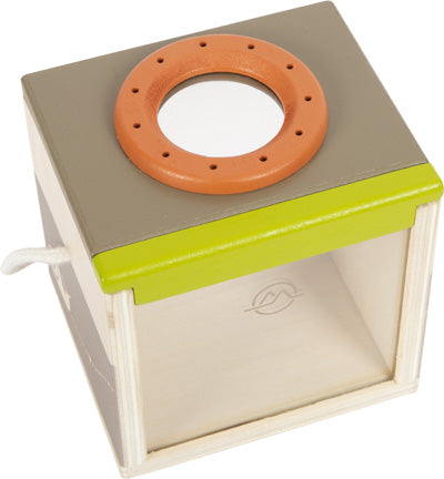 Die Insektenbox „Discover“ ist eine Insektenbeobachtungsbox aus Holz mit einer Lupe auf der Oberseite und einer grünen Umrandung.