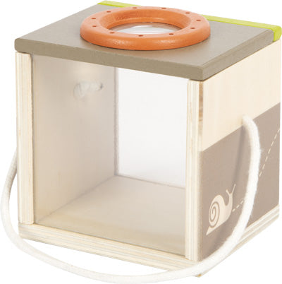 Die Insektenbox „Discover“ verfügt über durchsichtige Seiten für eine einfache Sicht, einen Seilgriff zum Tragen und einen belüfteten orangefarbenen Deckel oben.