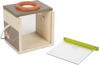 Die Insektenbox „Discover“ ist eine Beobachtungsbox aus Holz mit Glasschieber und grünem Griff, ideal zum Beobachten von Insekten und Kleinlebewesen.