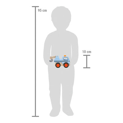 Ein 95 cm großes Kind hält einen 10 cm großen blauen Abschleppwagen.