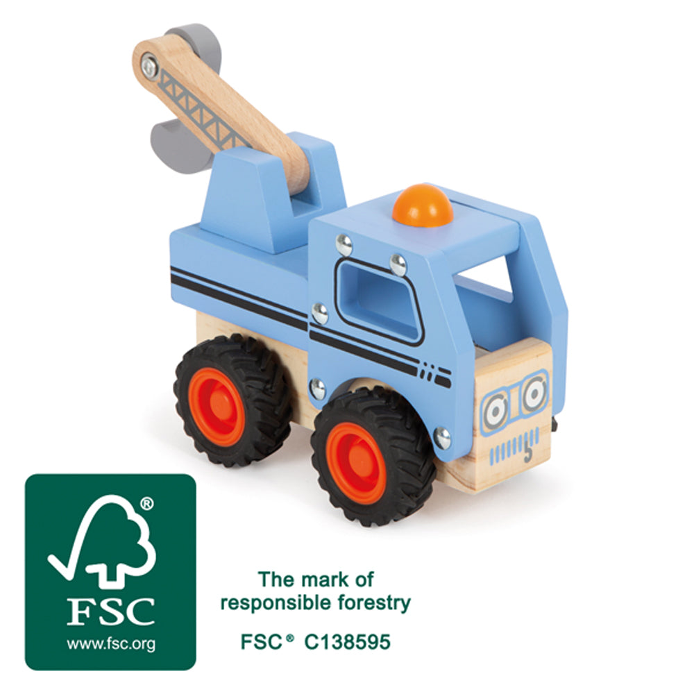 Blauer Abschleppwagen aus Holz mit schwarzen und orangefarbenen Rädern und FSC-Logo sowie Zertifizierungsdetails in der Ecke.