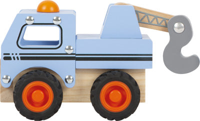 Der Abschleppwagen ist ein hölzerner Spielzeug-Abschleppwagen mit schwarzen Rädern mit orangefarbener Mitte und einem grauen Hakenarm.