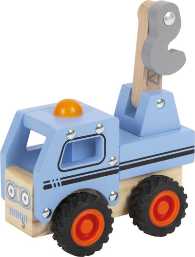 Der Abschleppwagen ist ein blauer Spielzeug-Abschleppwagen aus Holz mit schwarzen Rädern, orangefarbenen Naben und einem grauen Hakenarm.
