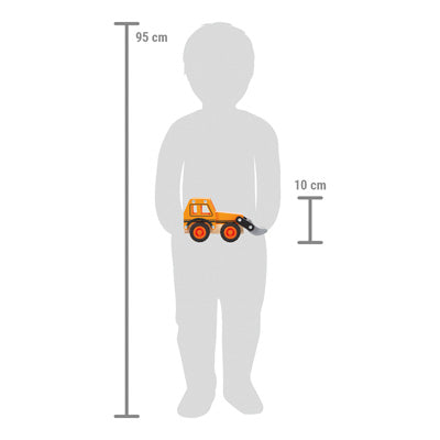 Eine 95 cm große Kindersilhouette hält einen 10 cm langen orangefarbenen Bagger auf Brusthöhe.