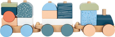 Der Holzzug „Arctic“ ist ein farbenfroher Spielzeugzug aus Holz mit einer Lokomotive und zwei Waggons, die jeweils geometrische Blockformen transportieren und alle auf Rädern stehen.